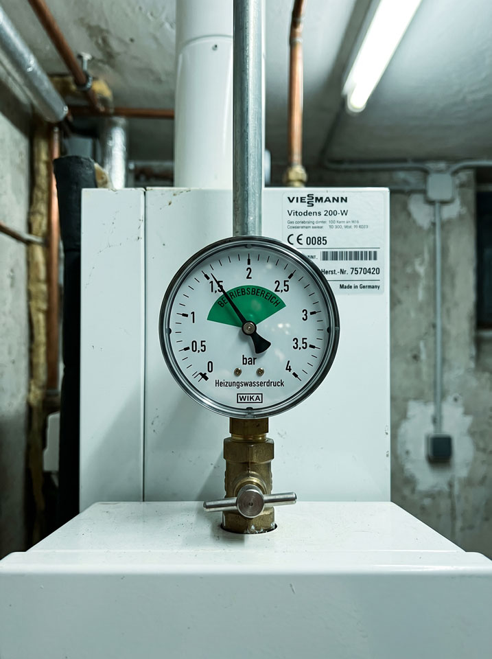 Heizungsmanometer im grünen Bereich, Sichtkontrolle der Anlage — Beispiel aus WEG-Betreuung