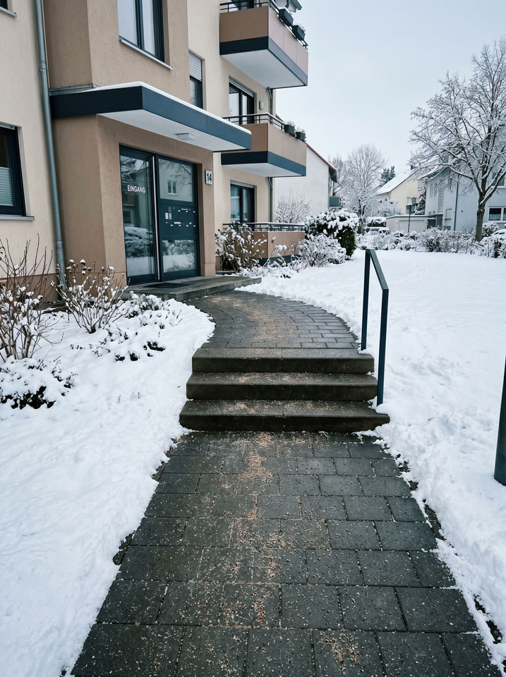 Eingangsweg geräumt und gestreut, sichere Zufahrt im Winter — Beispiel aus WEG-Betreuung